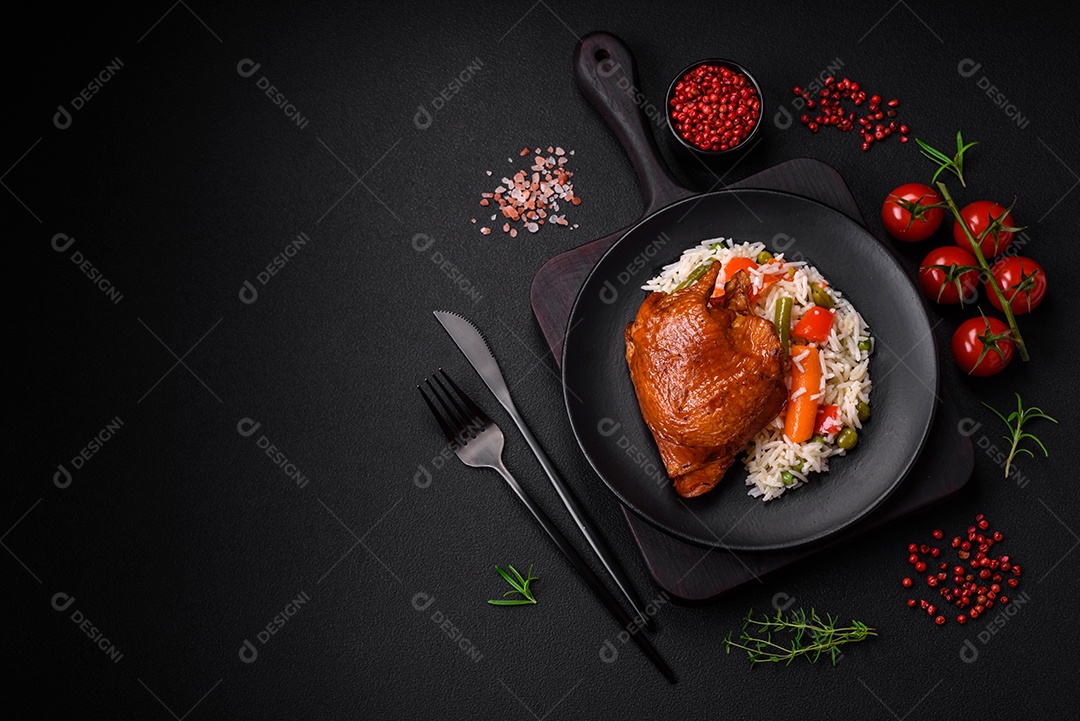 Deliciosas coxas de frango frito ou defumado grelhadas com especiarias e ervas sobre fundo escuro de concreto