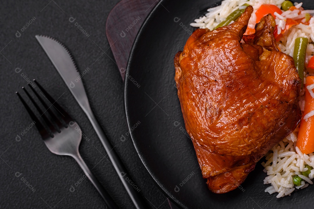 Deliciosas coxas de frango frito ou defumado grelhadas com especiarias e ervas sobre fundo escuro de concreto