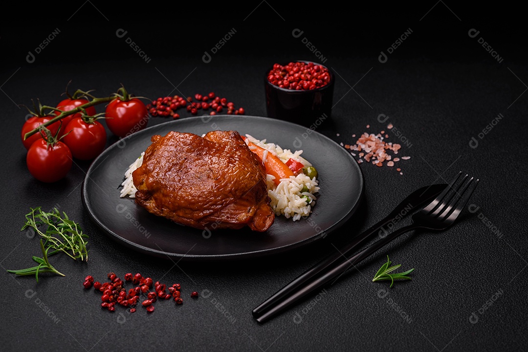 Deliciosas coxas de frango frito ou defumado grelhadas com especiarias e ervas sobre fundo escuro de concreto