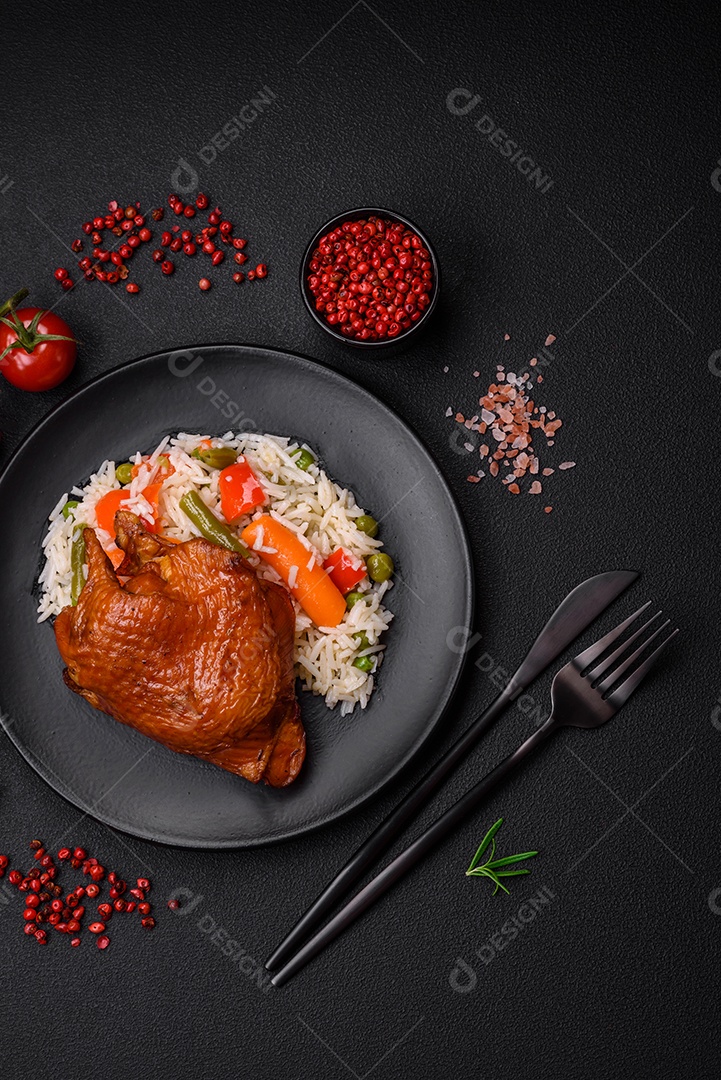 Deliciosas coxas de frango frito ou defumado grelhadas com especiarias e ervas sobre fundo escuro de concreto