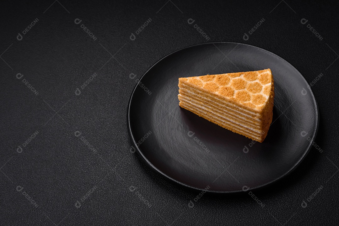 Delicioso bolo de mel doce fresco com creme branco sobre fundo de concreto texturizado