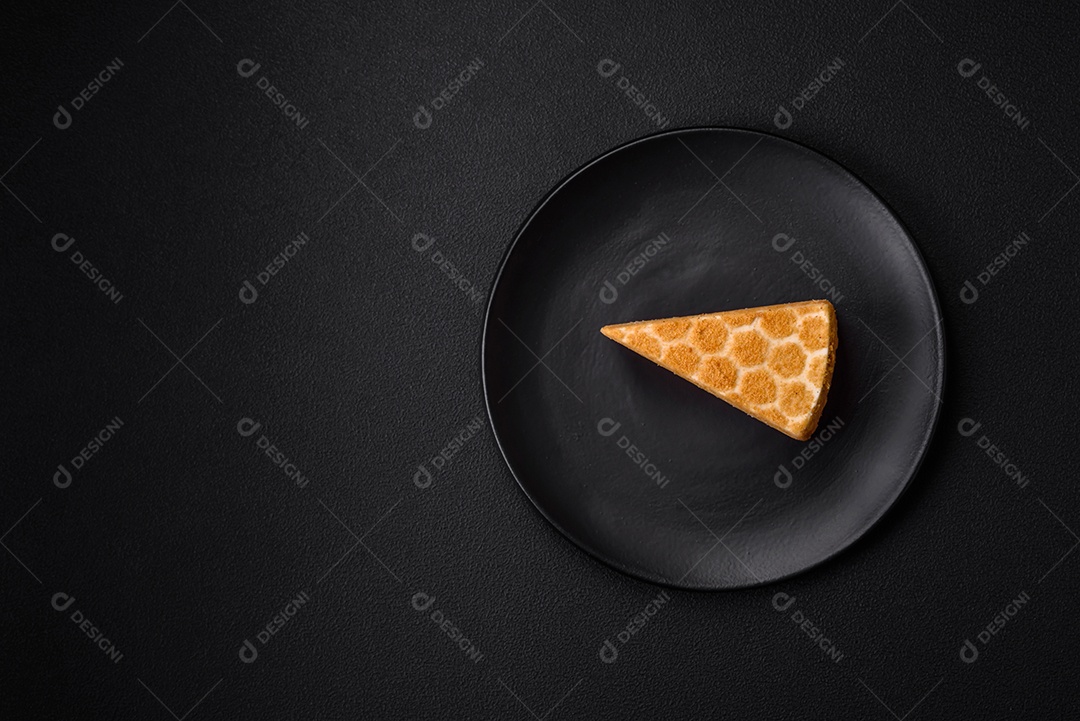 Delicioso bolo de mel doce fresco com creme branco sobre fundo de concreto texturizado