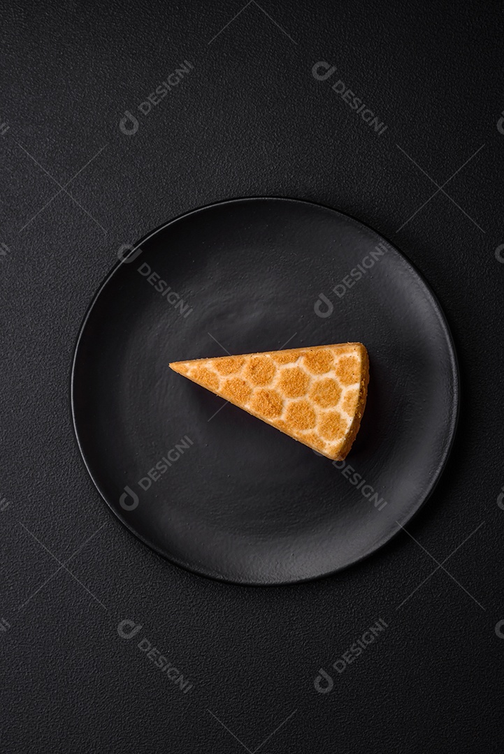 Delicioso bolo de mel doce fresco com creme branco sobre fundo de concreto texturizado