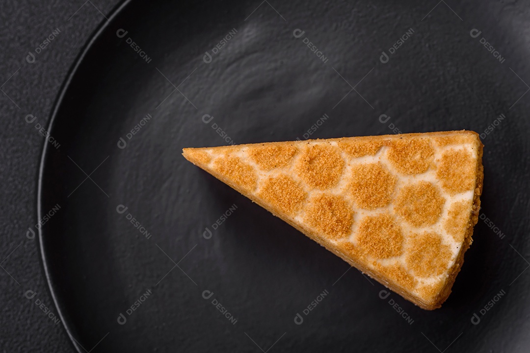 Delicioso bolo de mel doce fresco com creme branco sobre fundo de concreto texturizado