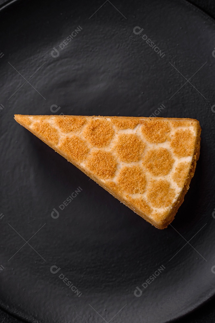 Delicioso bolo de mel doce fresco com creme branco sobre fundo de concreto texturizado