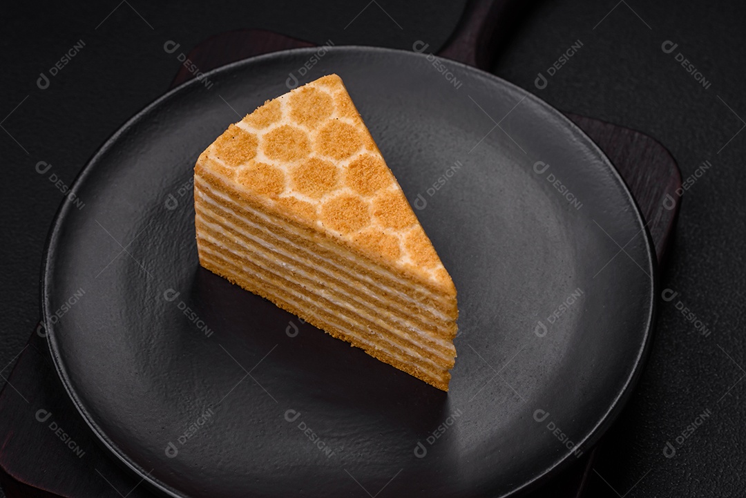 Delicioso bolo de mel doce fresco com creme branco sobre fundo de concreto texturizado