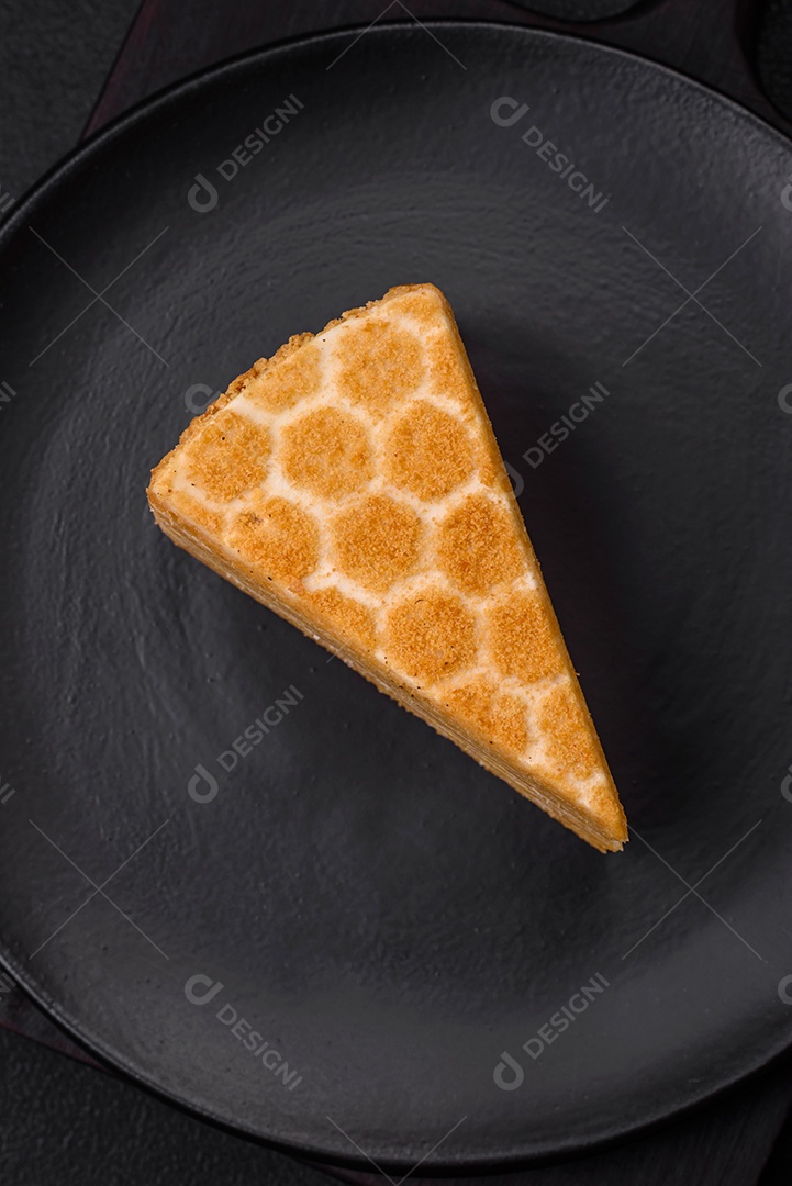 Delicioso bolo de mel doce fresco com creme branco sobre fundo de concreto texturizado