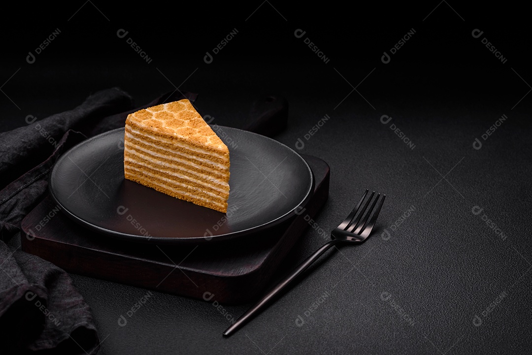 Delicioso bolo de mel doce fresco com creme branco sobre fundo de concreto texturizado