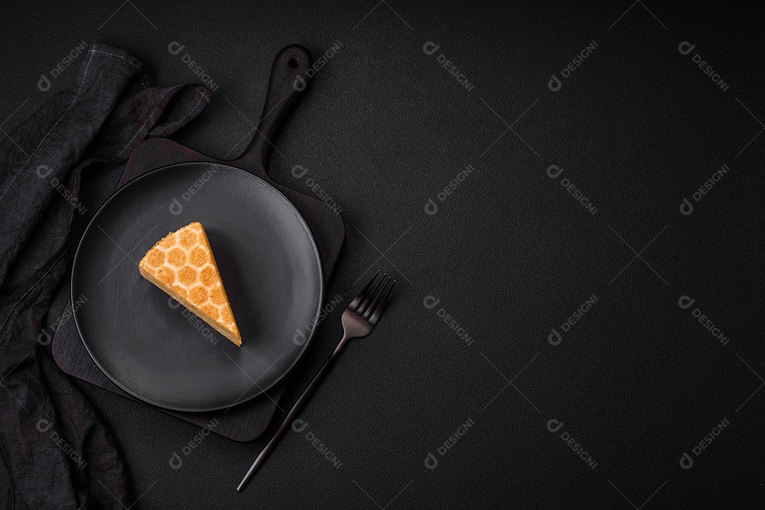 Delicioso bolo de mel doce fresco com creme branco sobre fundo de concreto texturizado