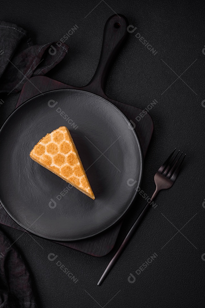 Delicioso bolo de mel doce fresco com creme branco sobre fundo de concreto texturizado