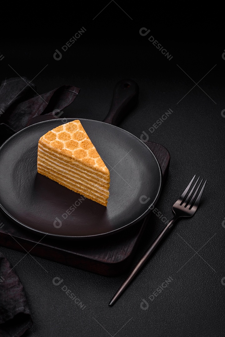 Delicioso bolo de mel doce fresco com creme branco sobre fundo de concreto texturizado