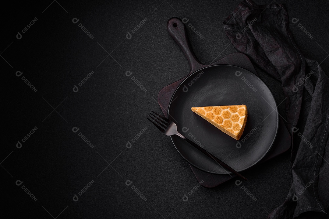 Delicioso bolo de mel doce fresco com creme branco sobre fundo de concreto texturizado