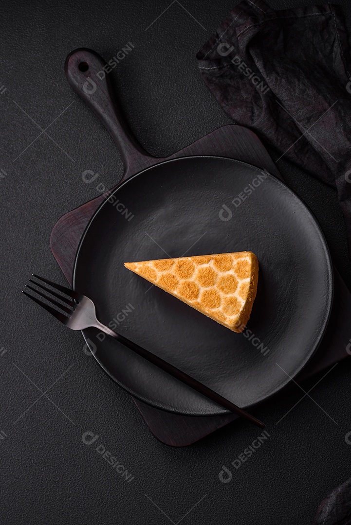 Delicioso bolo de mel doce fresco com creme branco sobre fundo de concreto texturizado