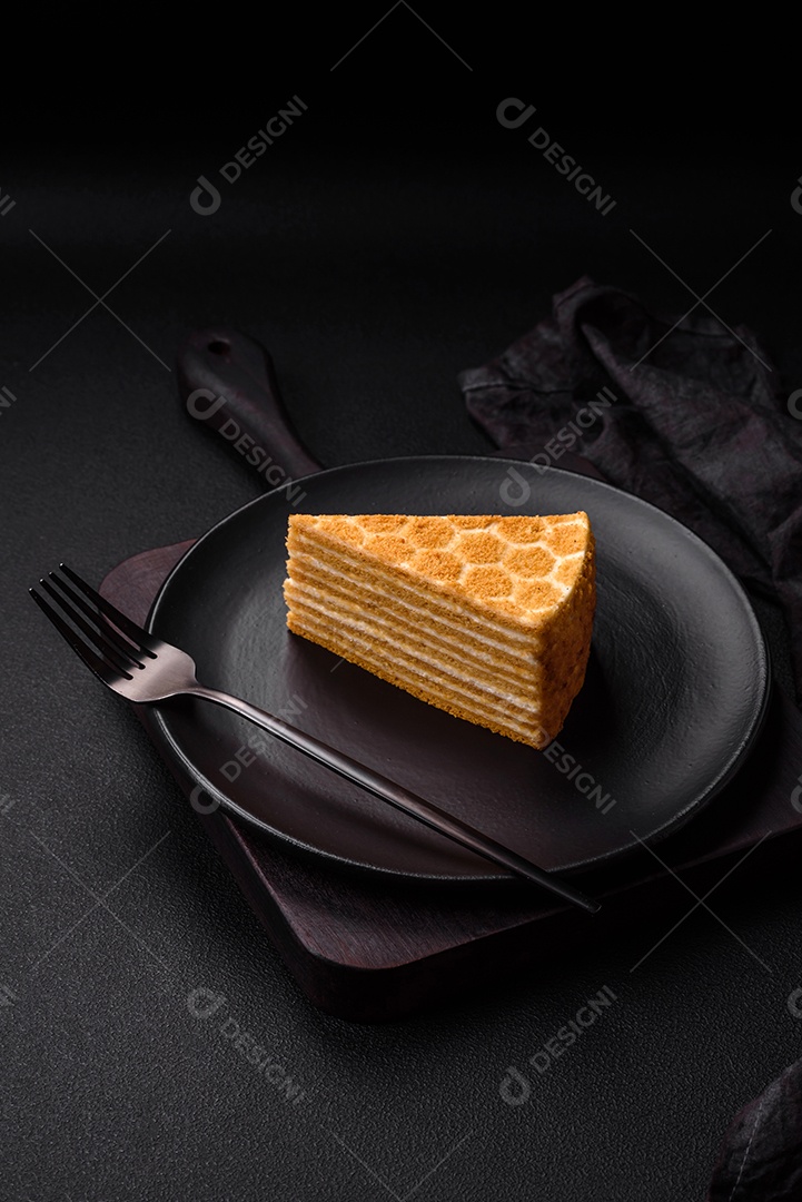 Delicioso bolo de mel doce fresco com creme branco sobre fundo de concreto texturizado