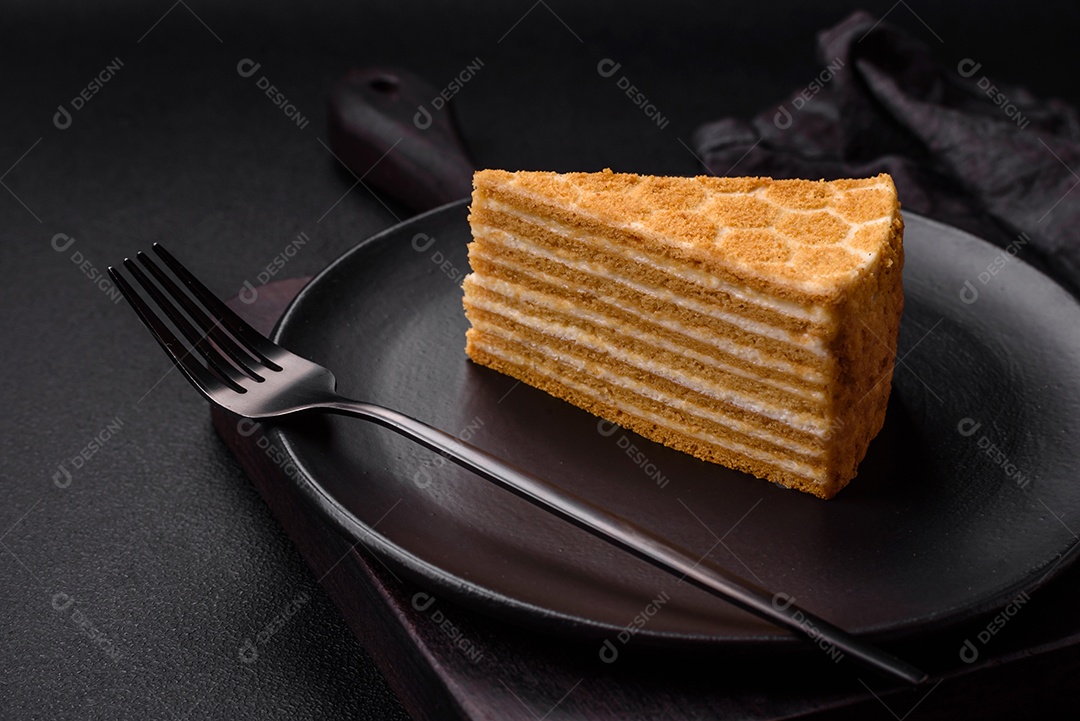 Delicioso bolo de mel doce fresco com creme branco sobre fundo de concreto texturizado