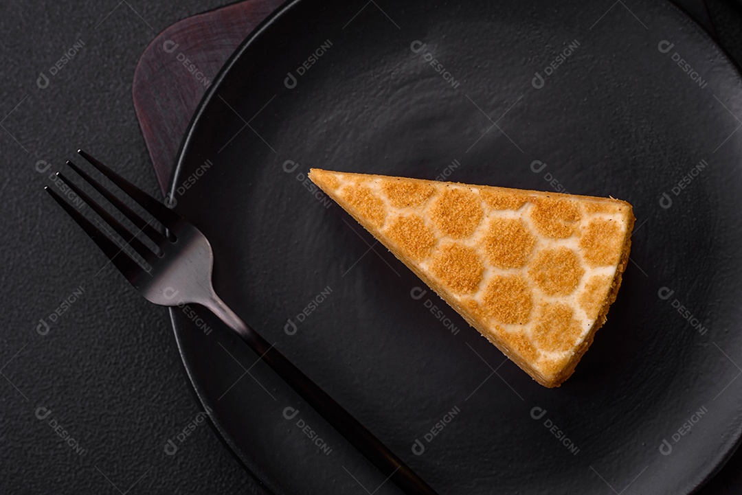 Delicioso bolo de mel doce fresco com creme branco sobre fundo de concreto texturizado