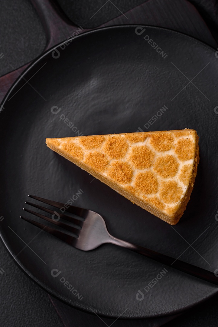 Delicioso bolo de mel doce fresco com creme branco sobre fundo de concreto texturizado