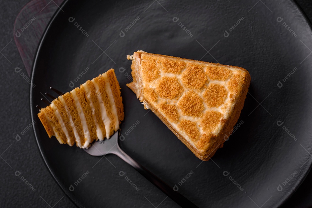Delicioso bolo de mel doce fresco com creme branco sobre fundo de concreto texturizado