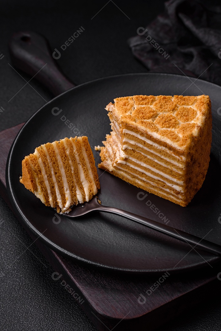 Delicioso bolo de mel doce fresco com creme branco sobre fundo de concreto texturizado