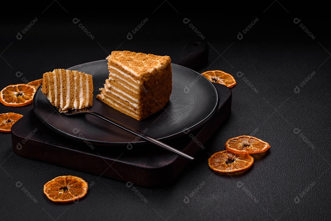 Delicioso bolo de mel doce fresco com creme branco sobre fundo de concreto texturizado