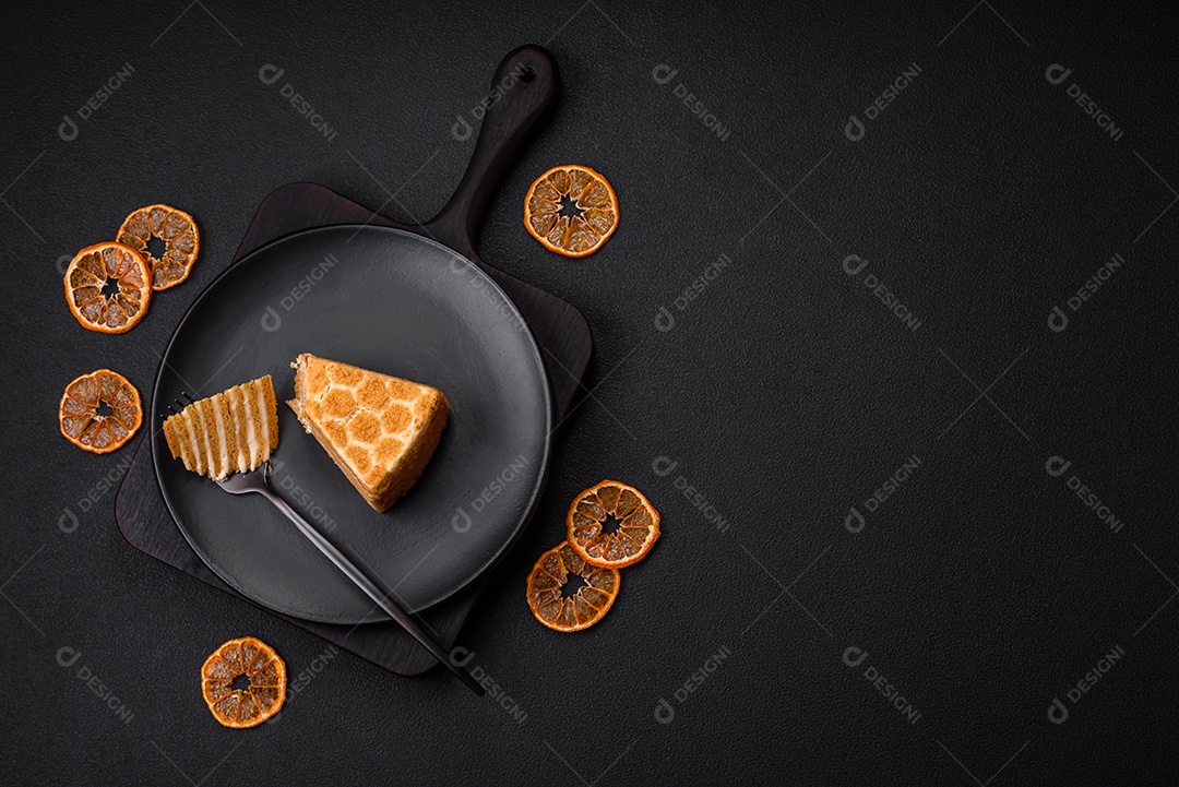 Delicioso bolo de mel doce fresco com creme branco sobre fundo de concreto texturizado