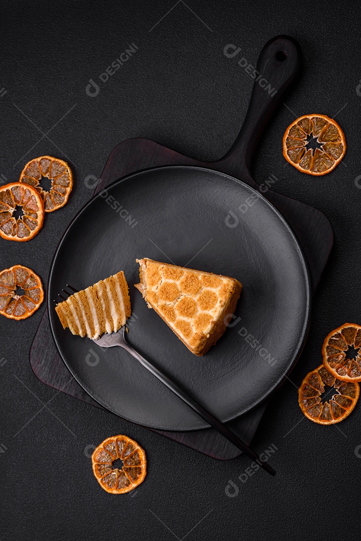 Delicioso bolo de mel doce fresco com creme branco sobre fundo de concreto texturizado