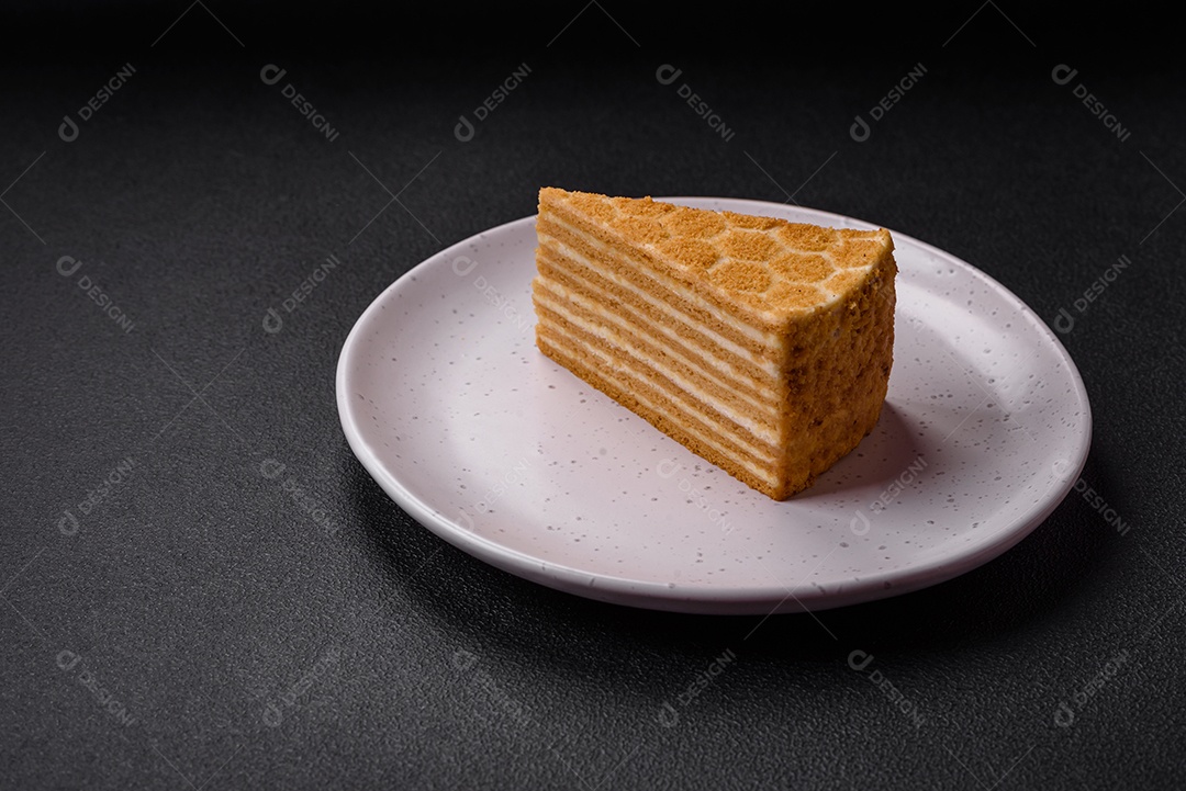 Delicioso bolo de mel doce fresco com creme branco sobre fundo de concreto texturizado