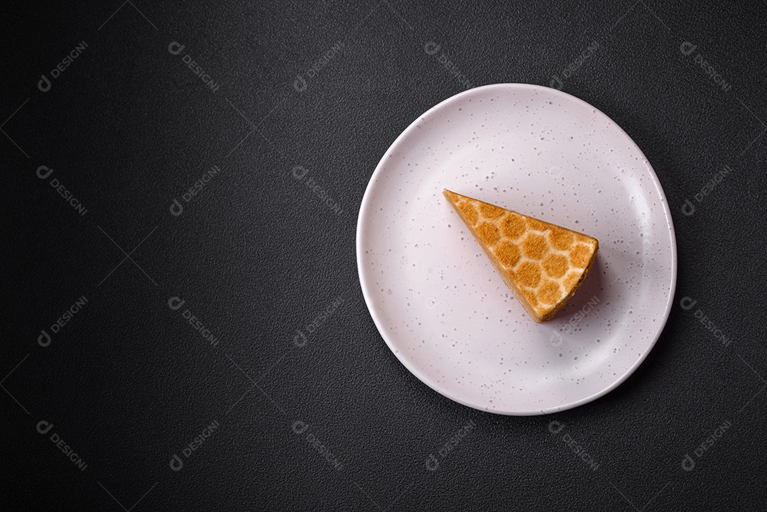 Delicioso bolo de mel doce fresco com creme branco sobre fundo de concreto texturizado