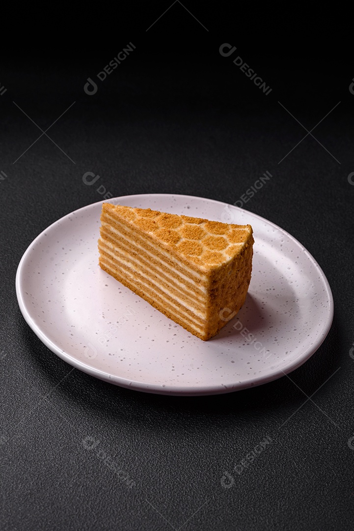 Delicioso bolo de mel doce fresco com creme branco sobre fundo de concreto texturizado