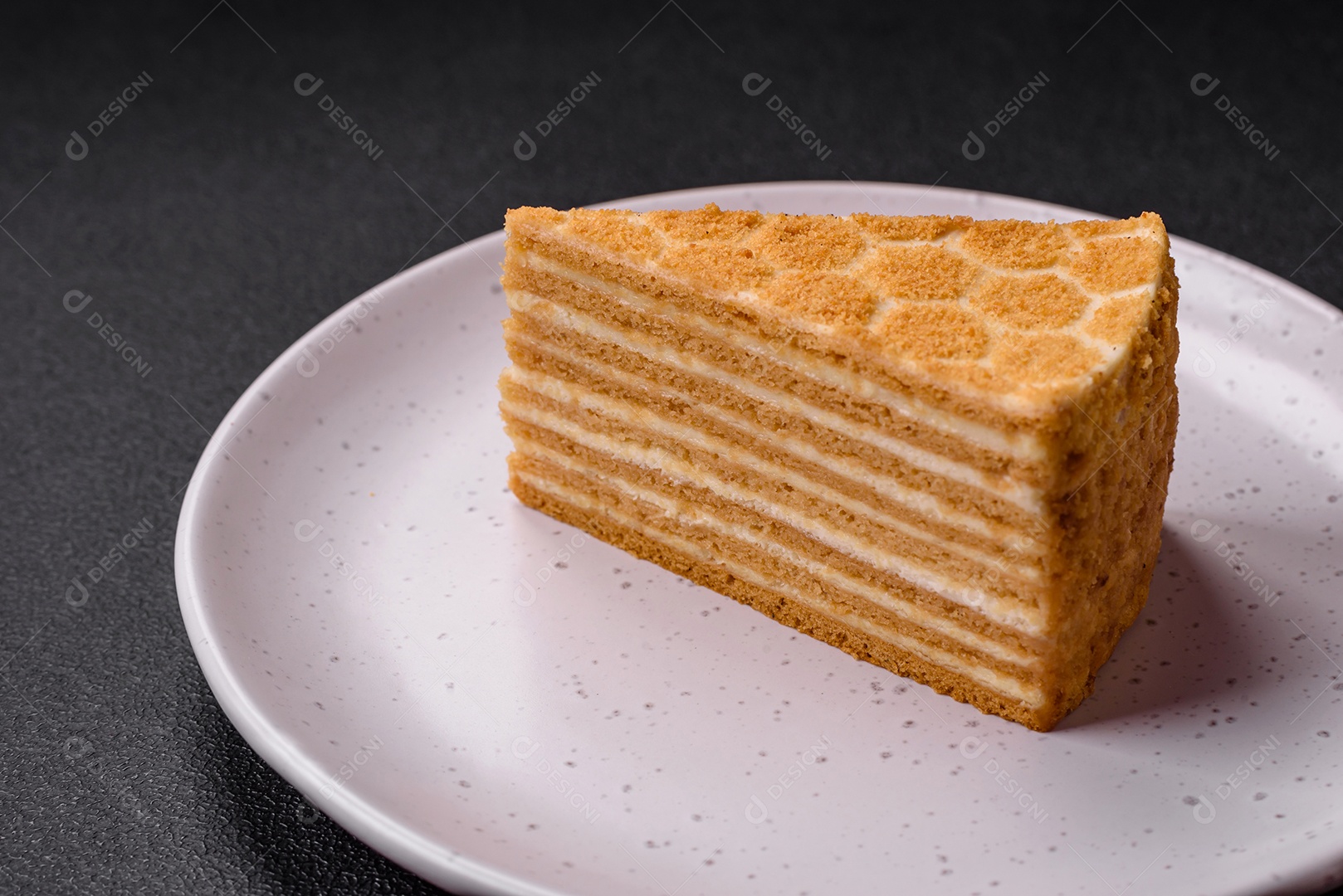 Delicioso bolo de mel doce fresco com creme branco sobre fundo de concreto texturizado