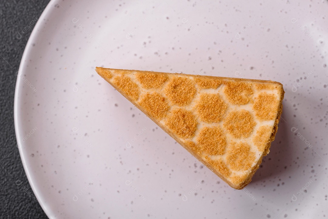 Delicioso bolo de mel doce fresco com creme branco sobre fundo de concreto texturizado