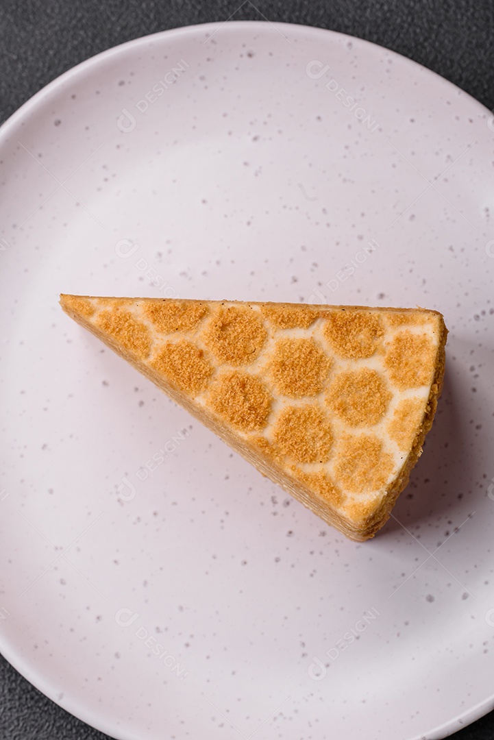 Delicioso bolo de mel doce fresco com creme branco sobre fundo de concreto texturizado