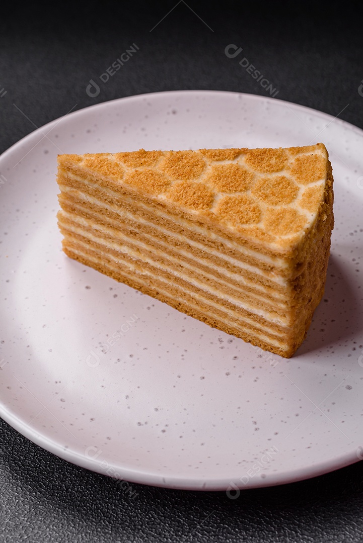 Delicioso bolo de mel doce fresco com creme branco sobre fundo de concreto texturizado