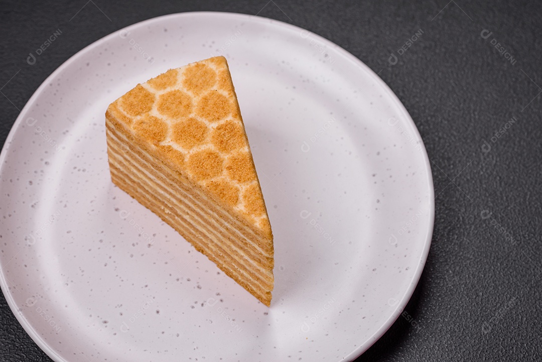 Delicioso bolo de mel doce fresco com creme branco sobre fundo de concreto texturizado