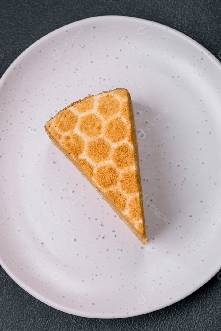 Delicioso bolo de mel doce fresco com creme branco sobre fundo de concreto texturizado