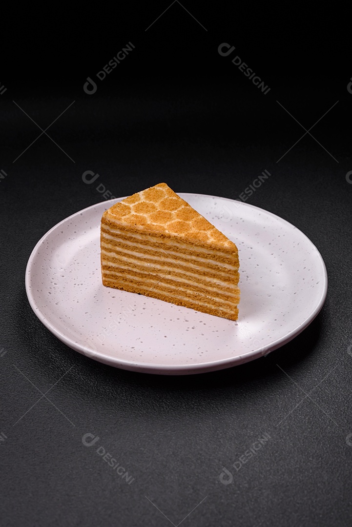 Delicioso bolo de mel doce fresco com creme branco sobre fundo de concreto texturizado