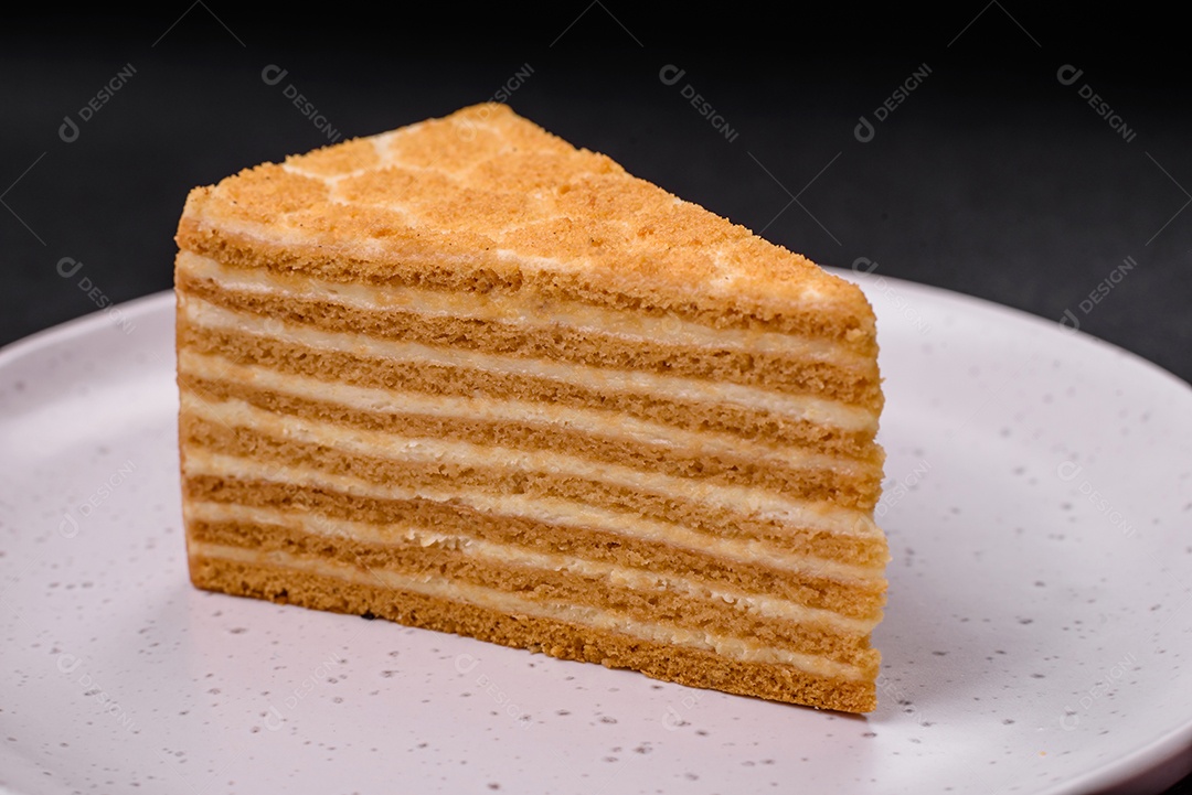 Delicioso bolo de mel doce fresco com creme branco sobre fundo de concreto texturizado