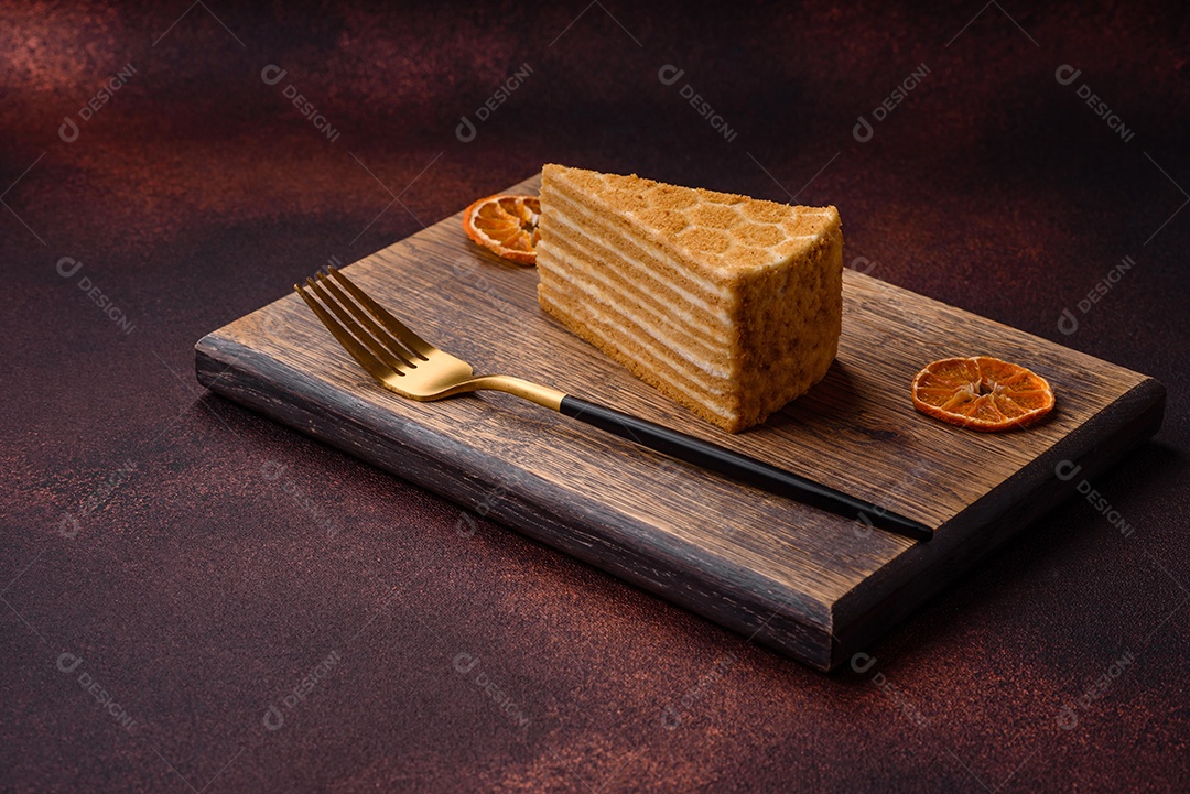 Delicioso bolo de mel doce fresco com creme branco sobre fundo de concreto texturizado