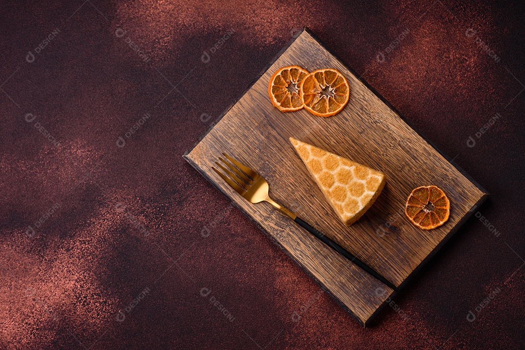 Delicioso bolo de mel doce fresco com creme branco sobre fundo de concreto texturizado