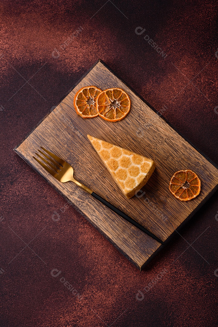 Delicioso bolo de mel doce fresco com creme branco sobre fundo de concreto texturizado