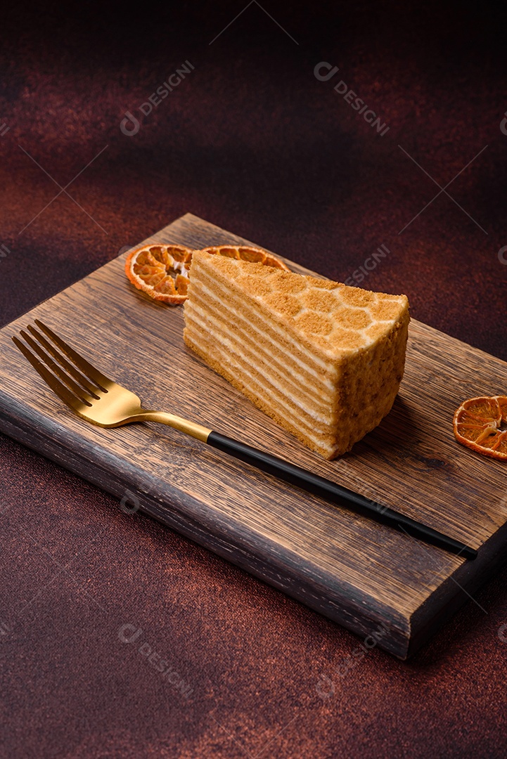 Delicioso bolo de mel doce fresco com creme branco sobre fundo de concreto texturizado