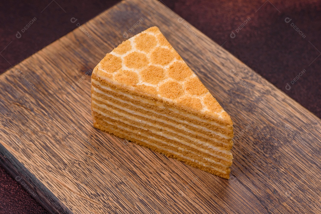 Delicioso bolo de mel doce fresco com creme branco sobre fundo de concreto texturizado