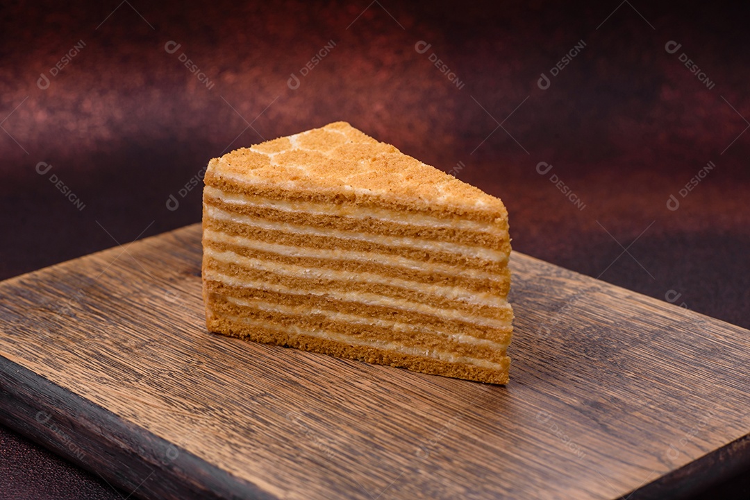 Delicioso bolo de mel doce fresco com creme branco sobre fundo de concreto texturizado