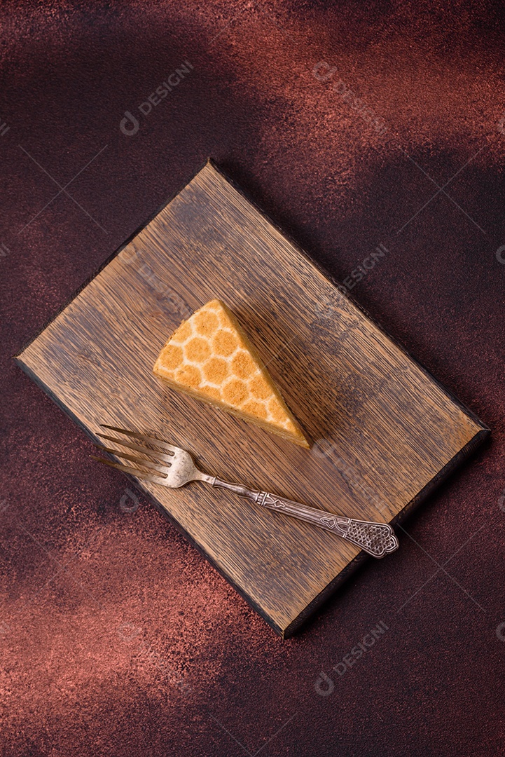 Delicioso bolo de mel doce fresco com creme branco sobre fundo de concreto texturizado