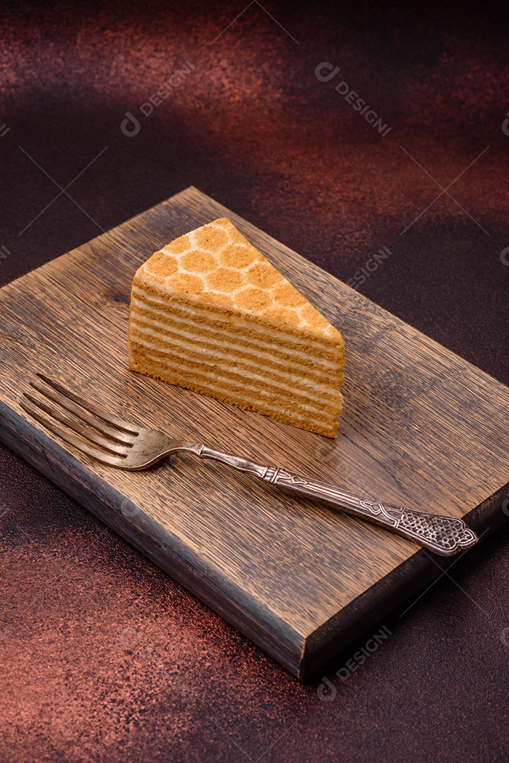 Delicioso bolo de mel doce fresco com creme branco sobre fundo de concreto texturizado