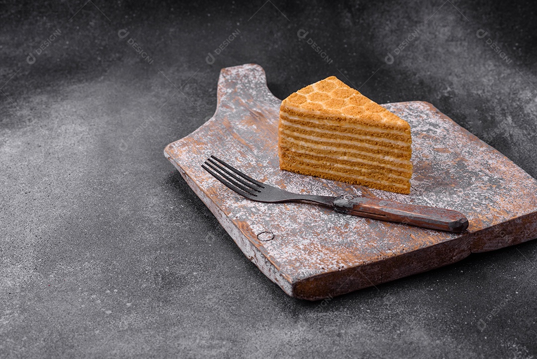 Delicioso bolo de mel doce fresco com creme branco sobre fundo de concreto texturizado