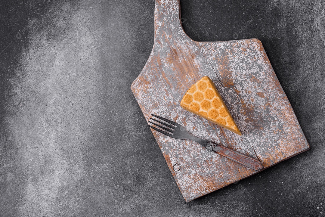 Delicioso bolo de mel doce fresco com creme branco sobre fundo de concreto texturizado