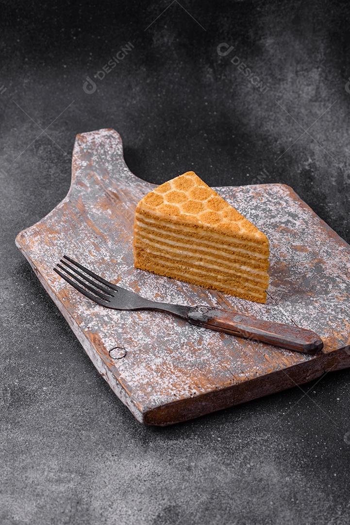 Delicioso bolo de mel doce fresco com creme branco sobre fundo de concreto texturizado