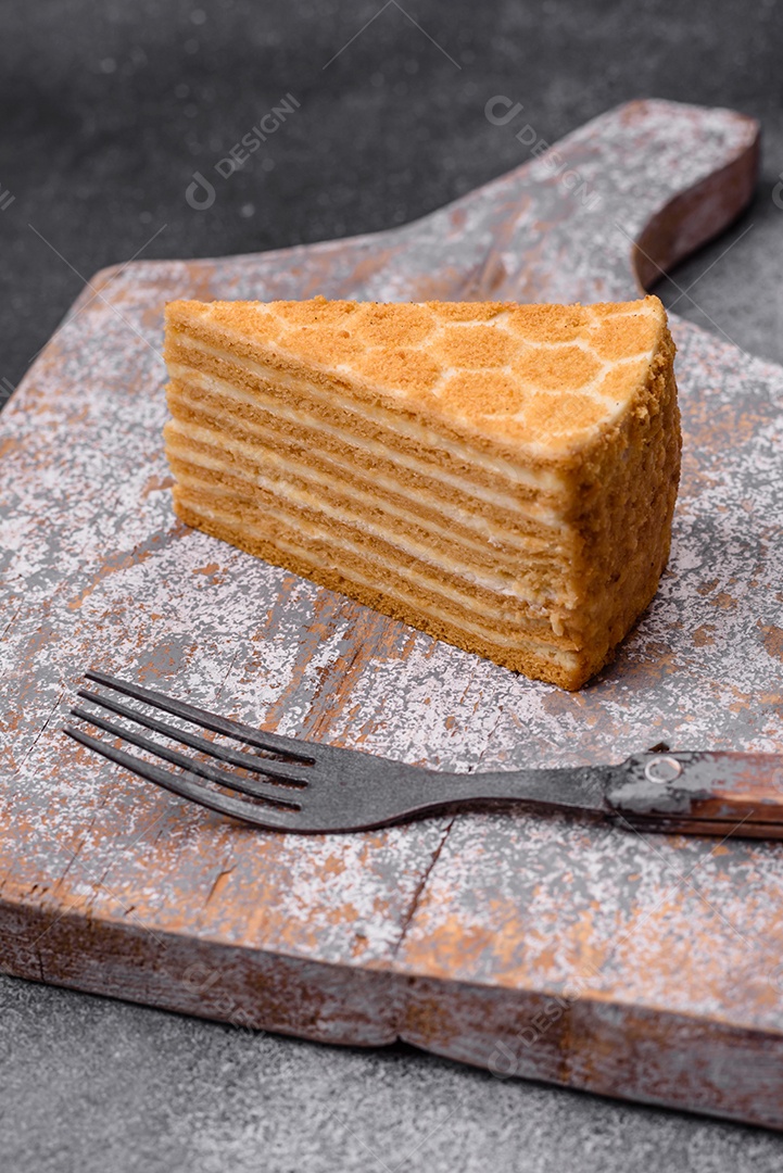 Delicioso bolo de mel doce fresco com creme branco sobre fundo de concreto texturizado