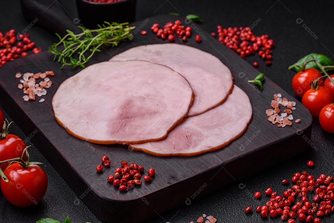 Delicioso presunto fresco cortado em fatias redondas com sal, especiarias e ervas sobre fundo escuro de concreto
